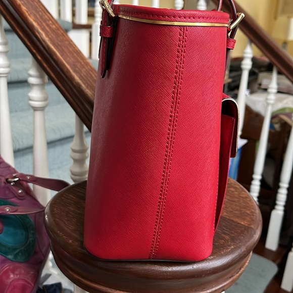 Michael Kors shoulder Bag Red Saffiano leather/ gold tone hardware & Trim NWOT - Picture 4 of 16